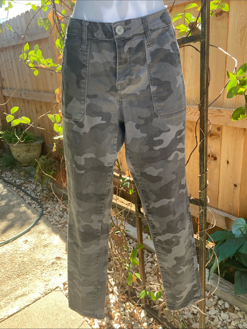 Seven7 Gray Camo Cargo Pants, size 8, 27” inseam